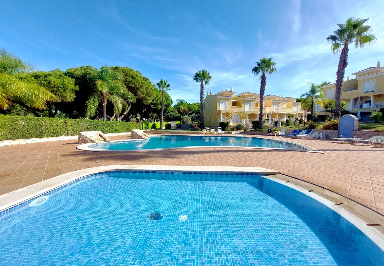 Casa geminada em Quarteira - Vilapeti by SAPvillas