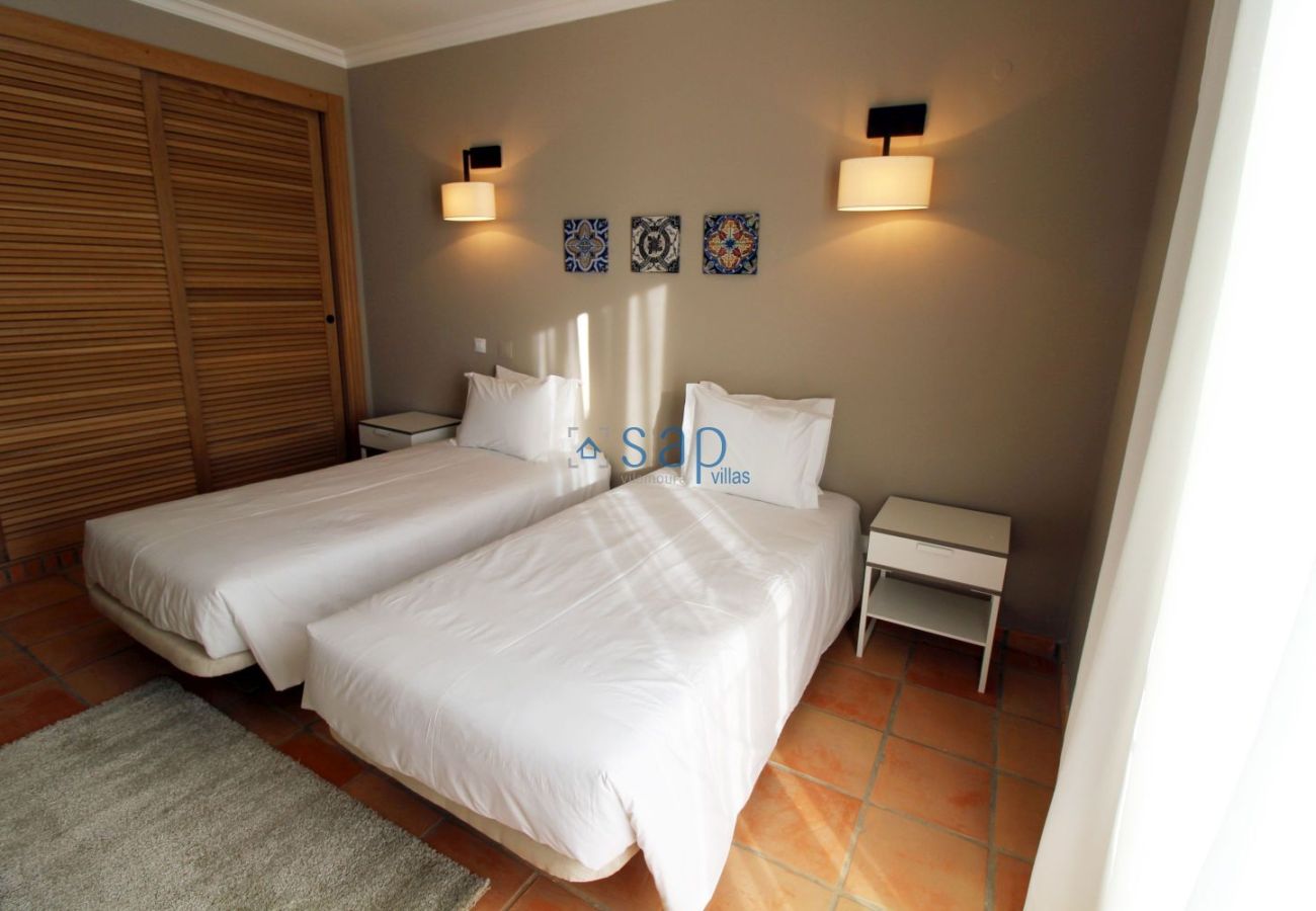 Apartment in Quarteira - 3-bedroom apartment for monthly rent in Vila Sol