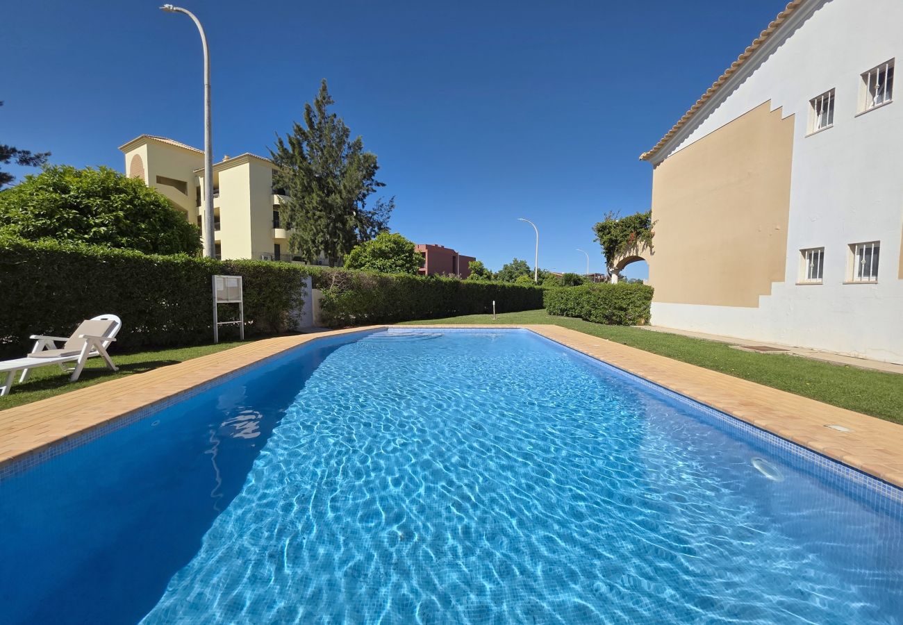 Apartment in Vilamoura - 2-bedroom apartment for annual rent, 800m from Vilamoura Marina.