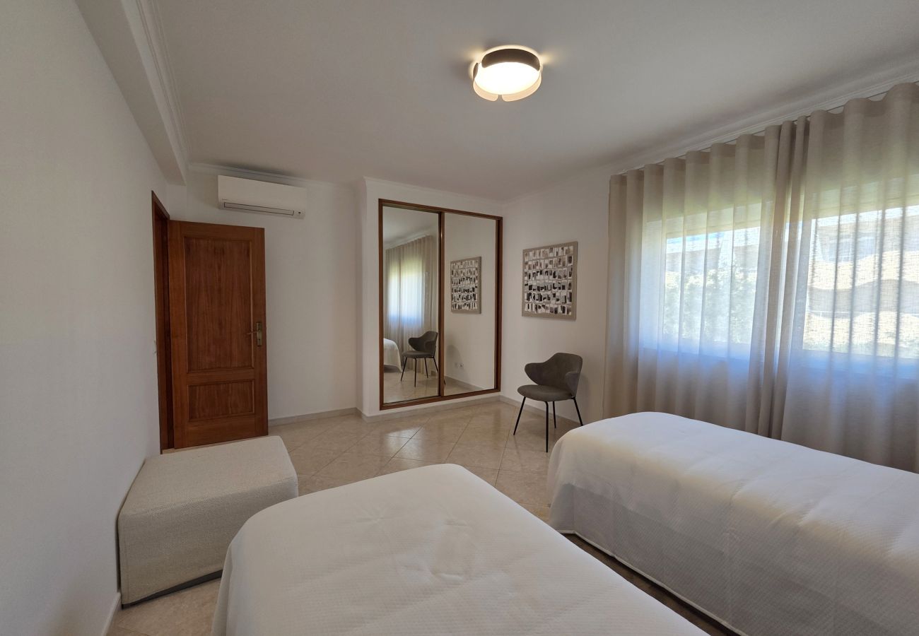 Apartamento en Vilamoura - Apartamento de 2 habitaciones en alquiler anual, a 800 metros del puerto deportivo de Vilamoura.