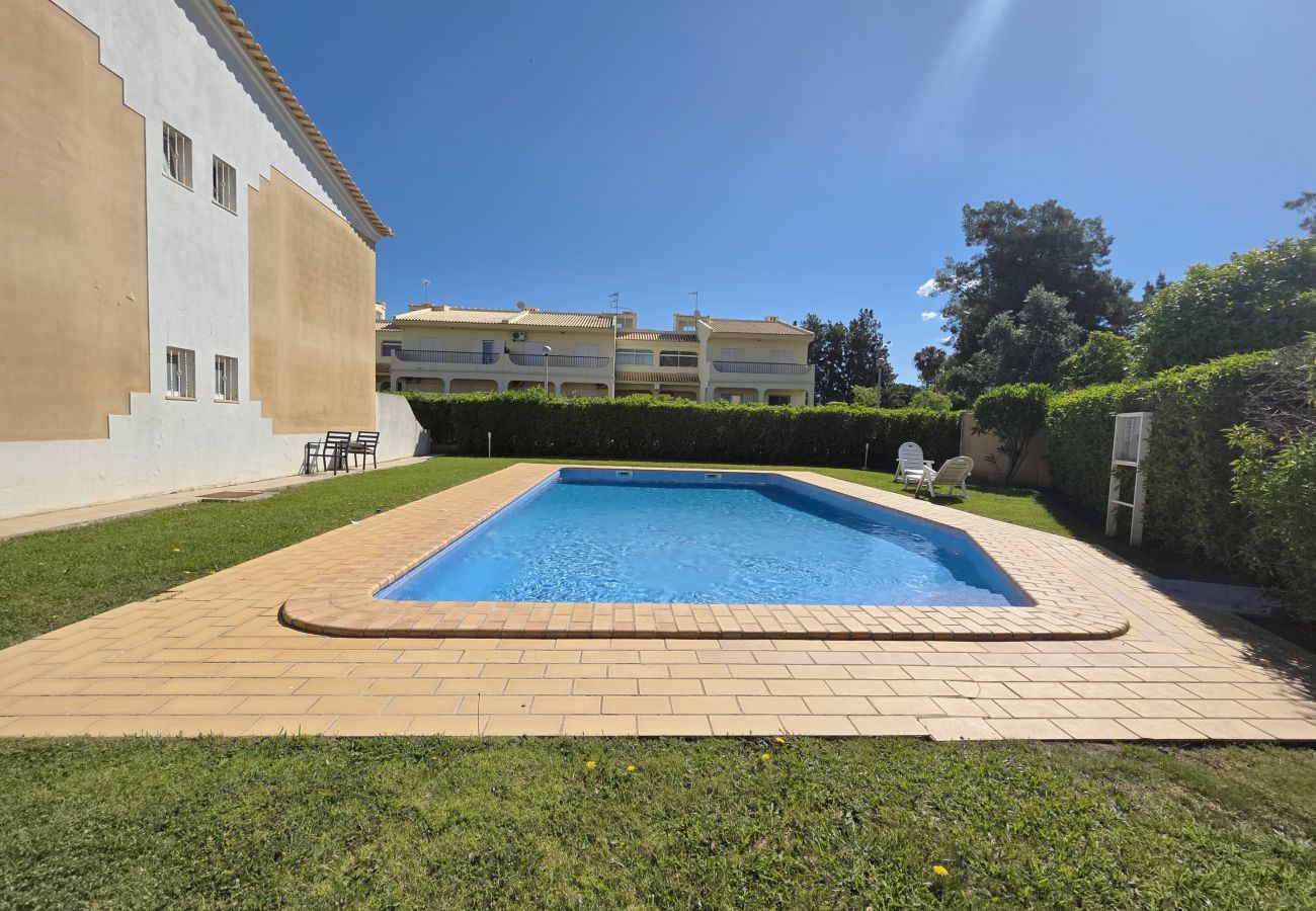 Apartamento en Vilamoura - Apartamento de 2 habitaciones en alquiler anual, a 800 metros del puerto deportivo de Vilamoura.