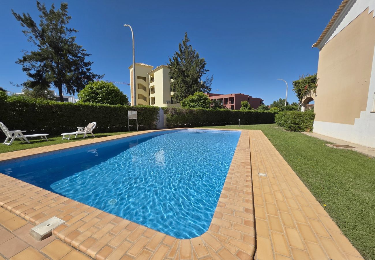 Apartamento en Vilamoura - Apartamento de 2 habitaciones en alquiler anual, a 800 metros del puerto deportivo de Vilamoura.