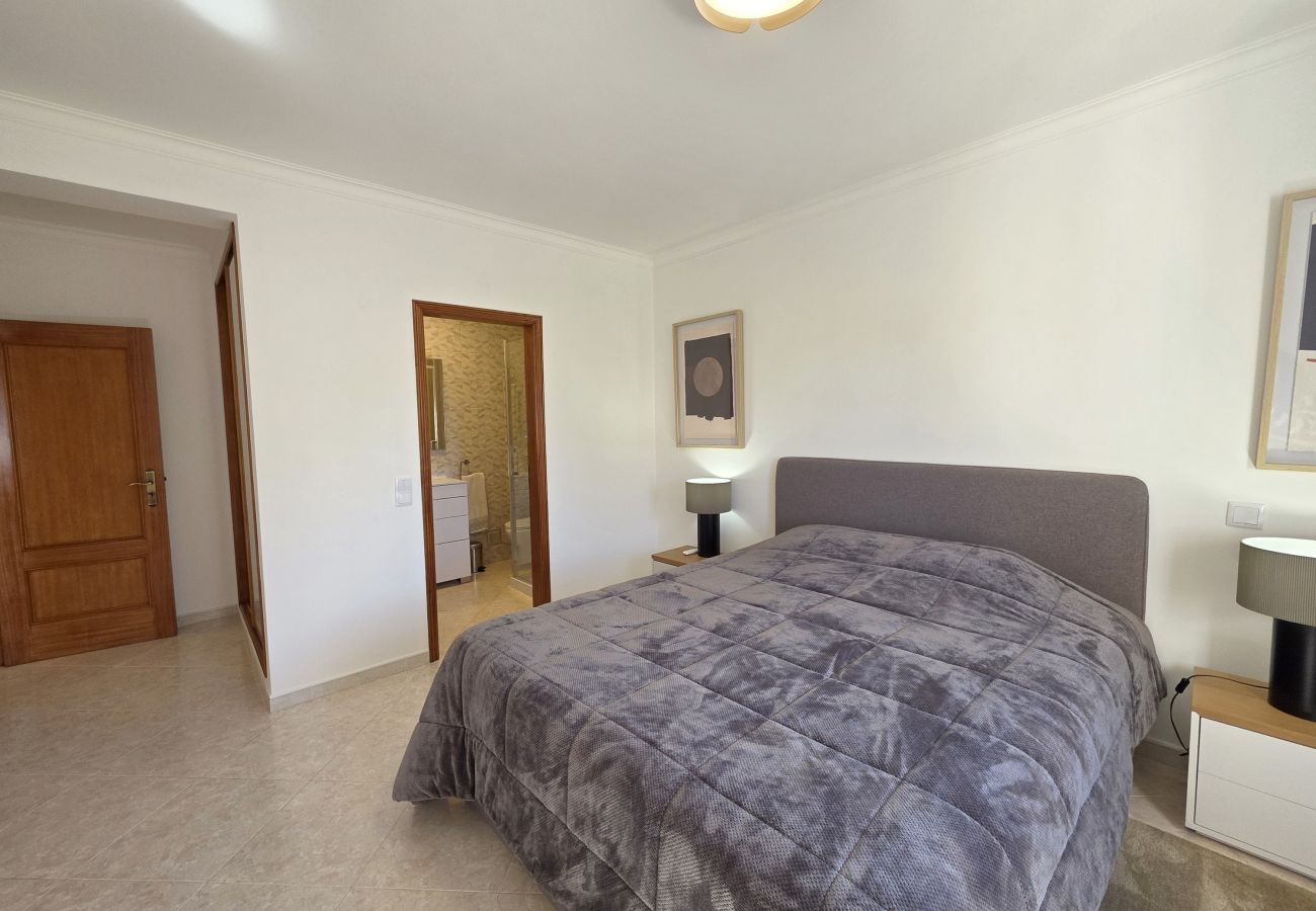 Apartamento en Vilamoura - Apartamento de 2 habitaciones en alquiler anual, a 800 metros del puerto deportivo de Vilamoura.
