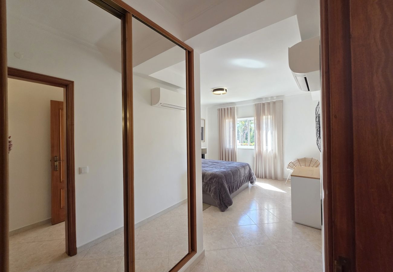 Apartamento en Vilamoura - Apartamento de 2 habitaciones en alquiler anual, a 800 metros del puerto deportivo de Vilamoura.