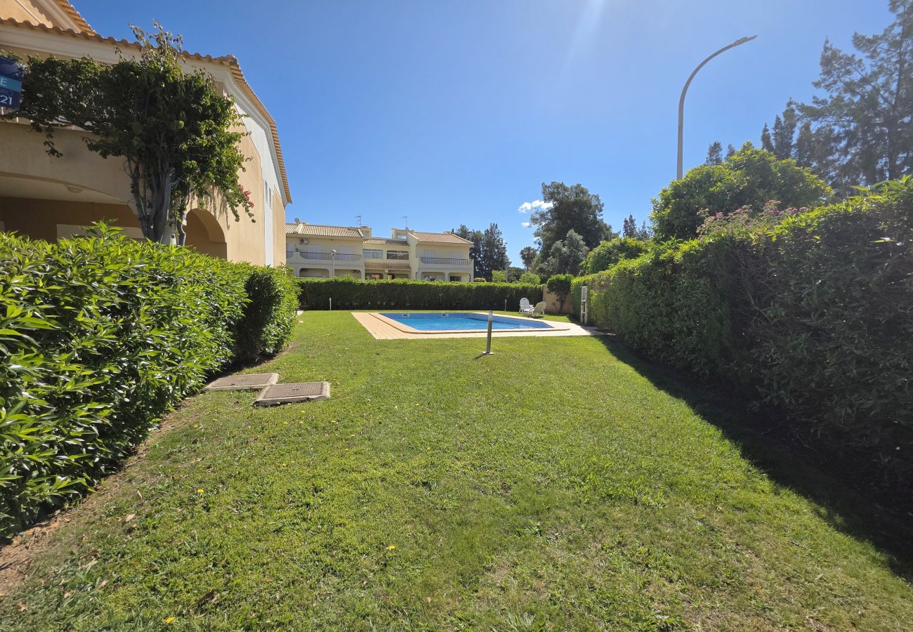 Apartamento en Vilamoura - Apartamento de 2 habitaciones en alquiler anual, a 800 metros del puerto deportivo de Vilamoura.