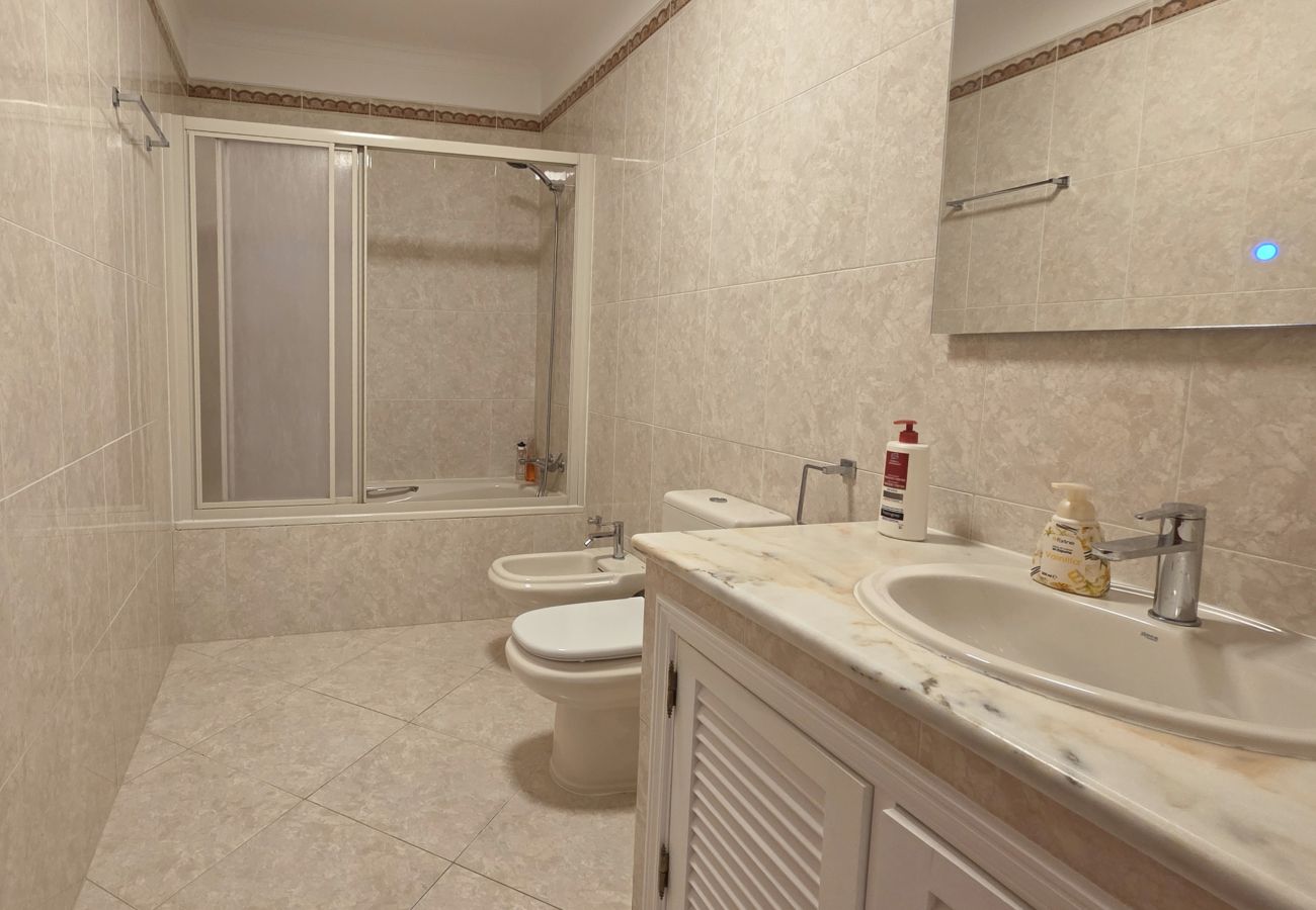 Apartamento en Vilamoura - Apartamento de 2 habitaciones en alquiler anual, a 800 metros del puerto deportivo de Vilamoura.