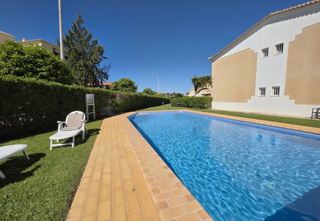 Apartamento en Vilamoura - Apartamento de 2 habitaciones en alquiler anual, a 800 metros del puerto deportivo de Vilamoura.