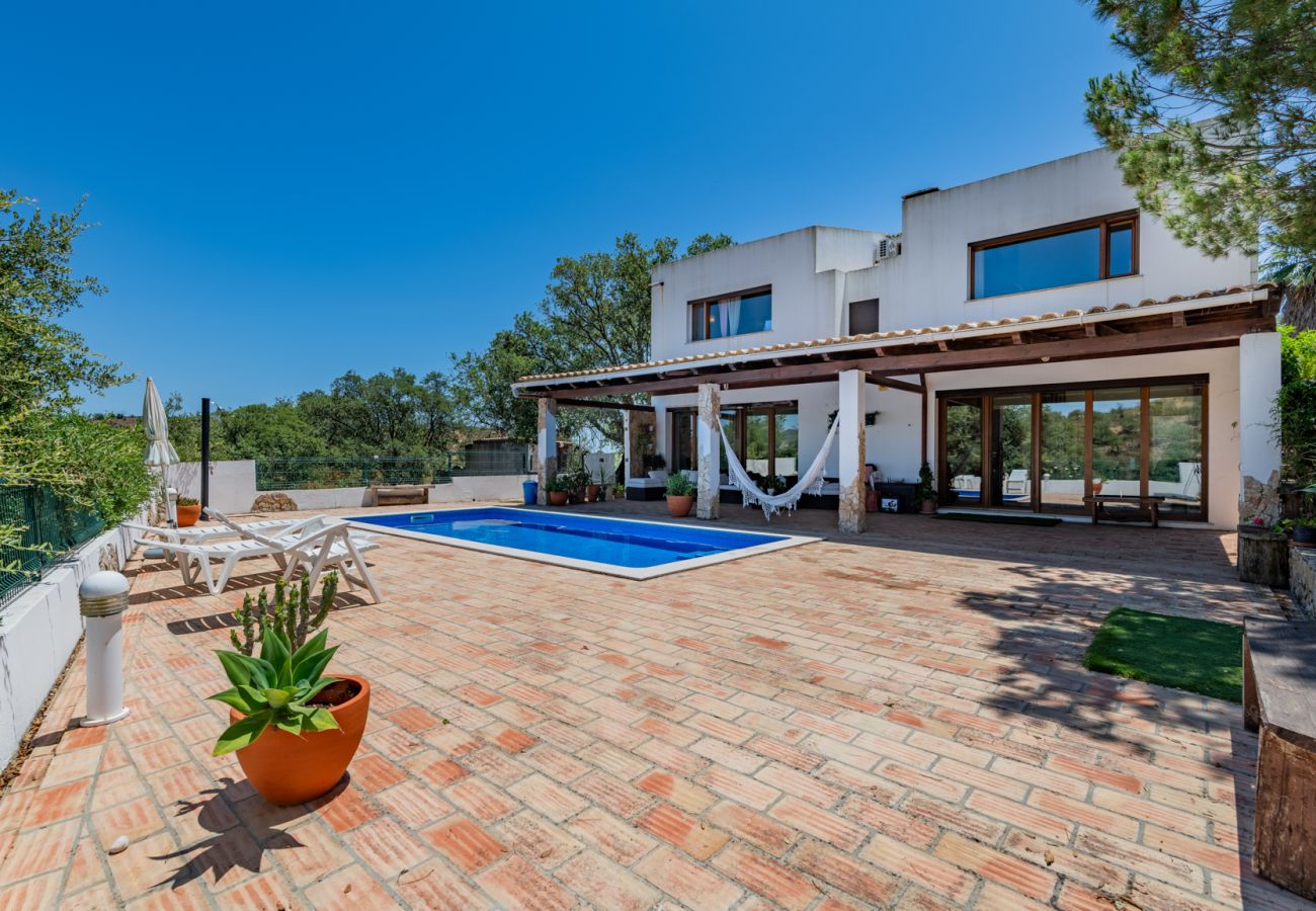 Villa em Santa Catarina Fonte Bispo - Moradia V4 com piscina privada - Corte do Peso (Stª Catarina Fonte do Bispo)