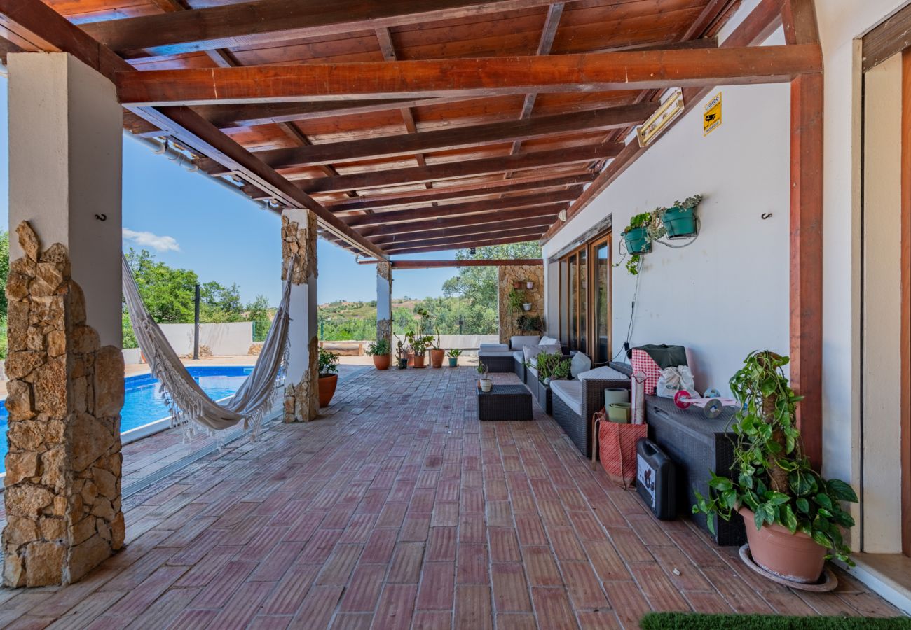 Villa em Santa Catarina Fonte Bispo - Moradia V4 com piscina privada - Corte do Peso (Stª Catarina Fonte do Bispo)
