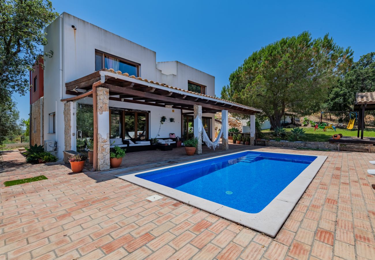 Villa em Santa Catarina Fonte Bispo - Moradia V4 com piscina privada - Corte do Peso (Stª Catarina Fonte do Bispo)