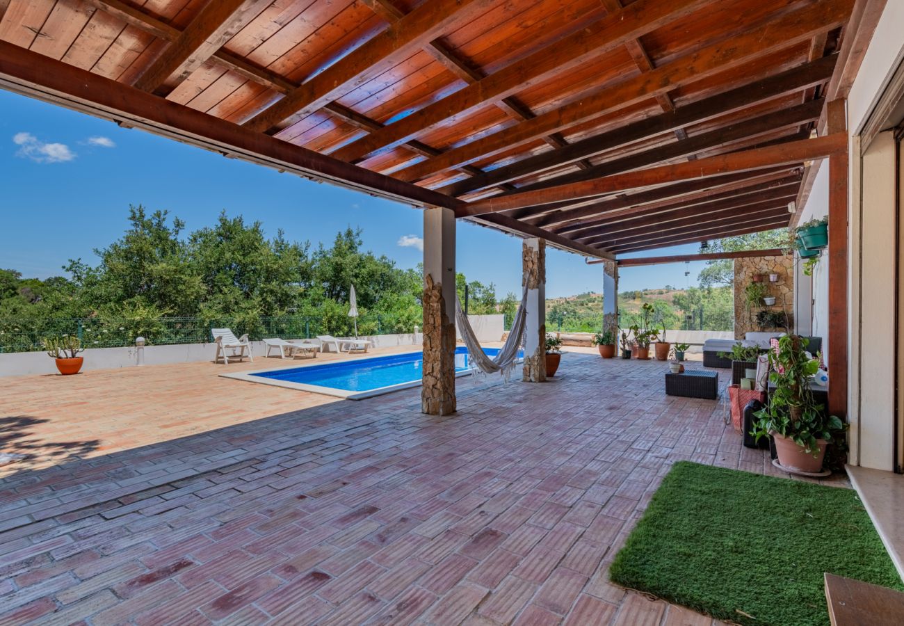 Villa em Santa Catarina Fonte Bispo - Moradia V4 com piscina privada - Corte do Peso (Stª Catarina Fonte do Bispo)