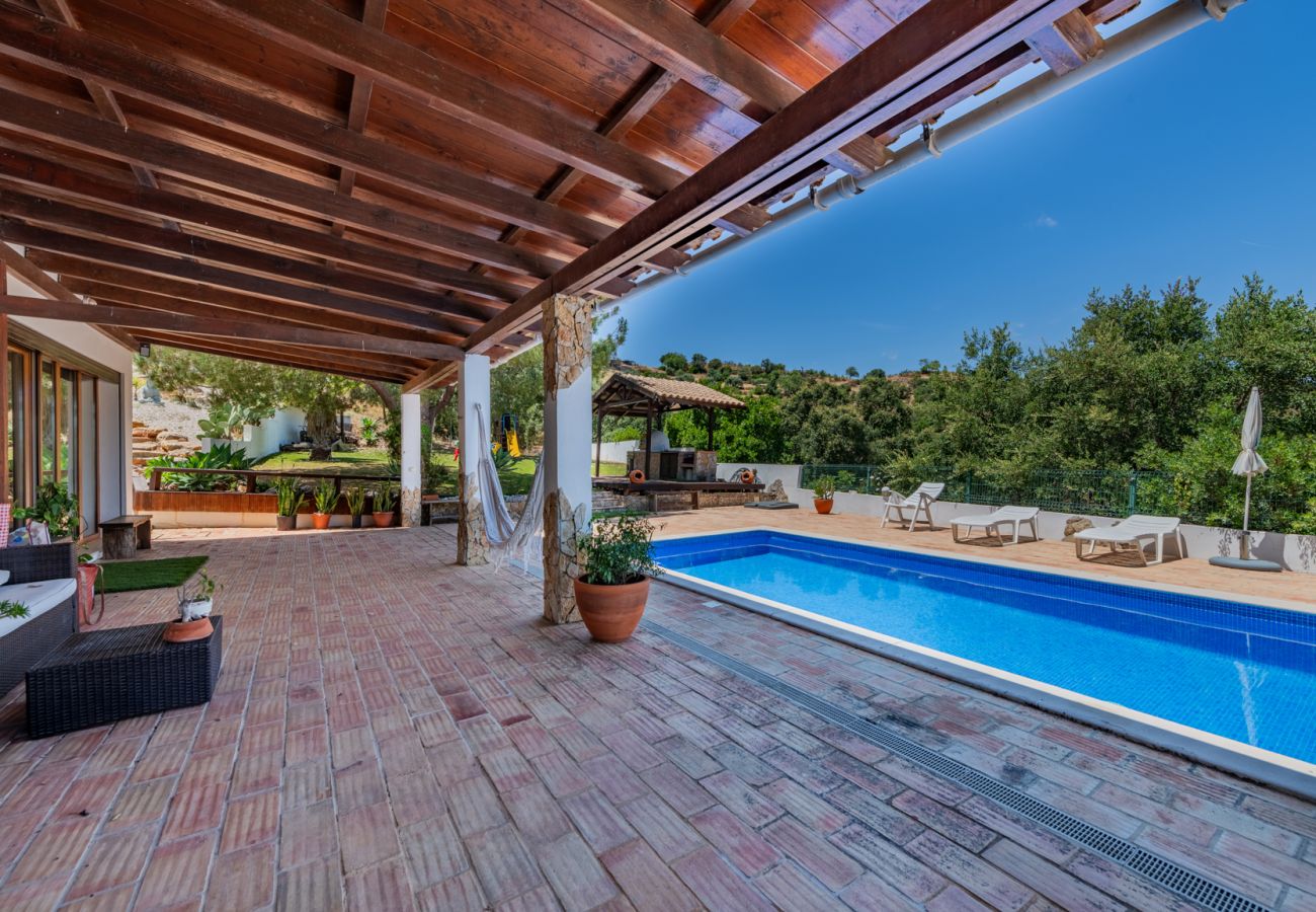 Villa em Santa Catarina Fonte Bispo - Moradia V4 com piscina privada - Corte do Peso (Stª Catarina Fonte do Bispo)