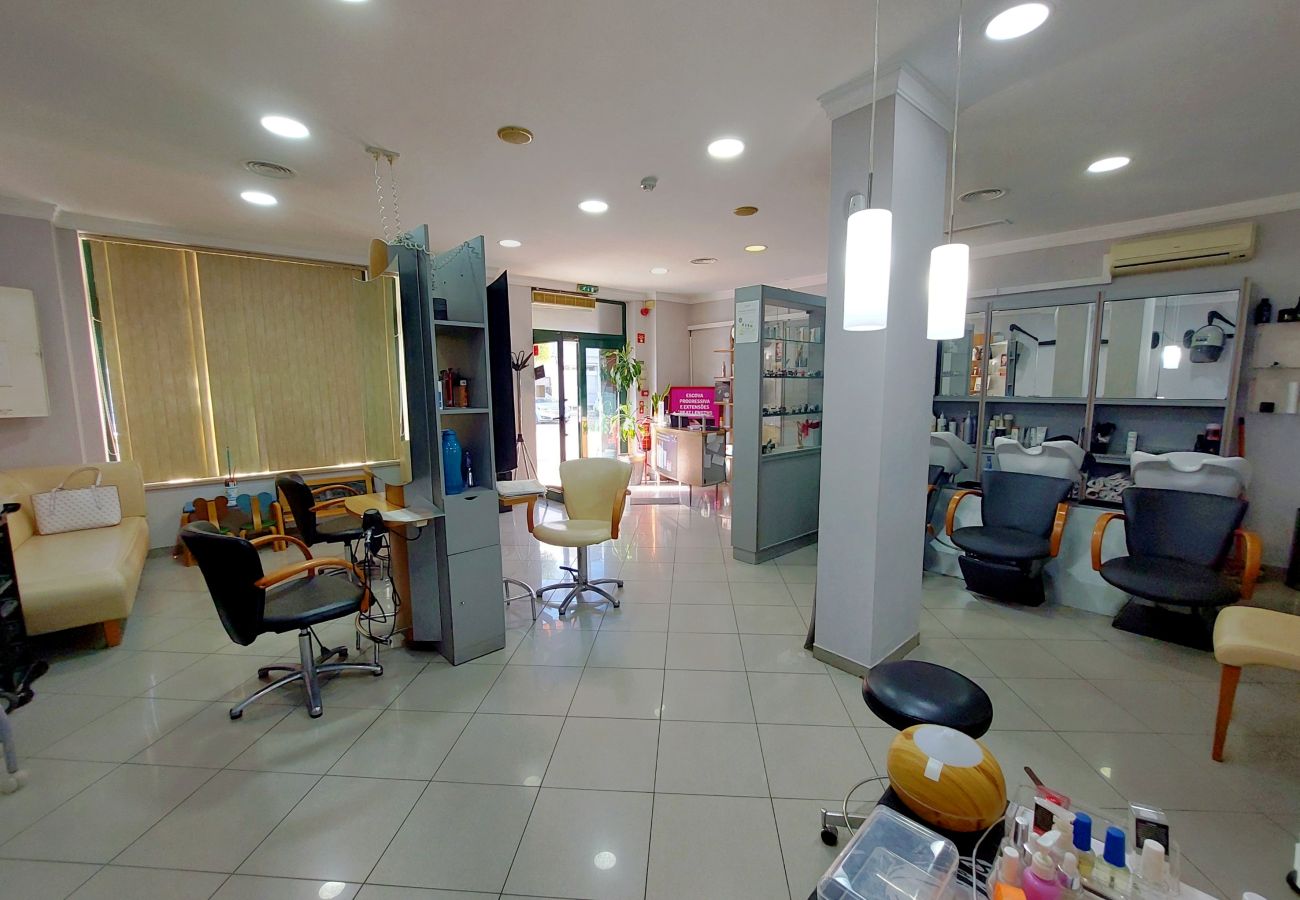 Local comercial em Gambelas - Espaço Comercial para Venda em Montenegro, Faro - Investimento Algarve