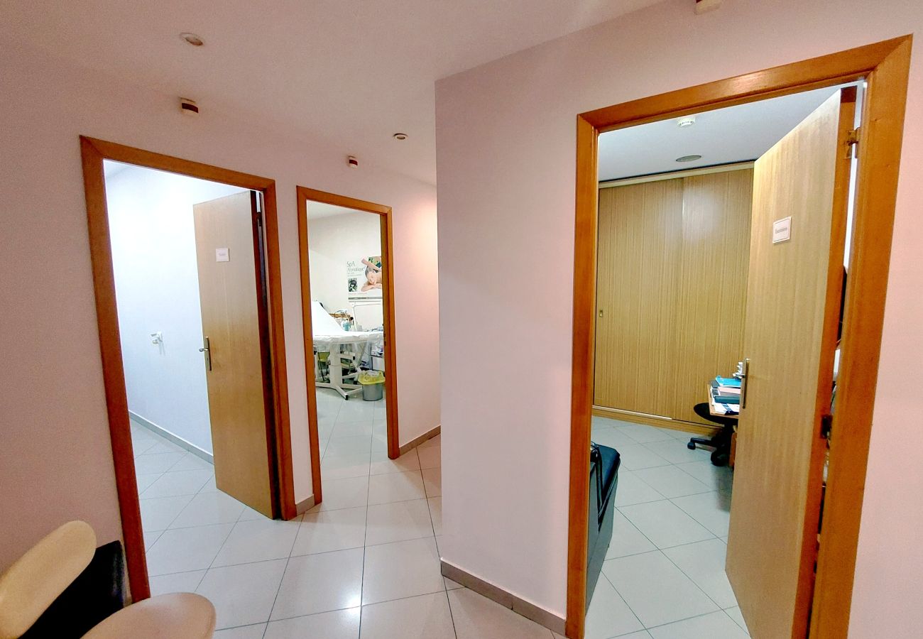 Local comercial em Gambelas - Espaço Comercial para Venda em Montenegro, Faro - Investimento Algarve