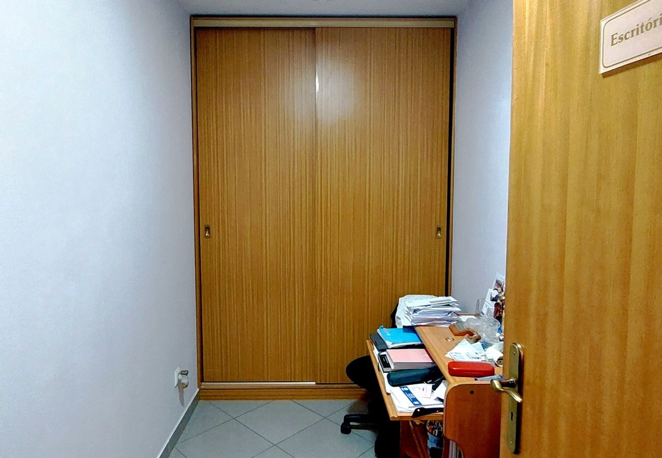 Local comercial em Gambelas - Espaço Comercial para Venda em Montenegro, Faro - Investimento Algarve