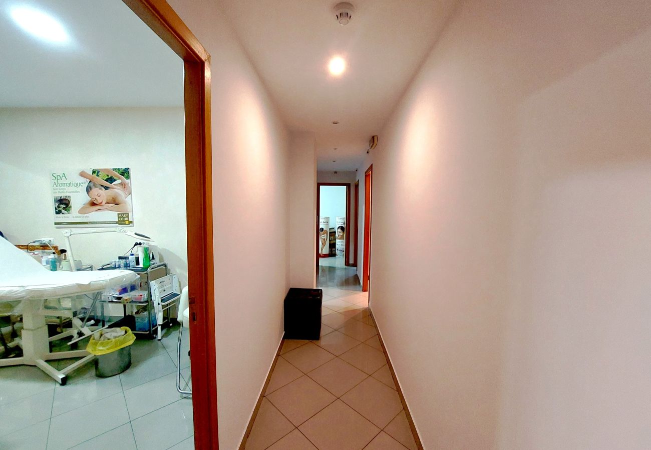 Local comercial em Gambelas - Espaço Comercial para Venda em Montenegro, Faro - Investimento Algarve