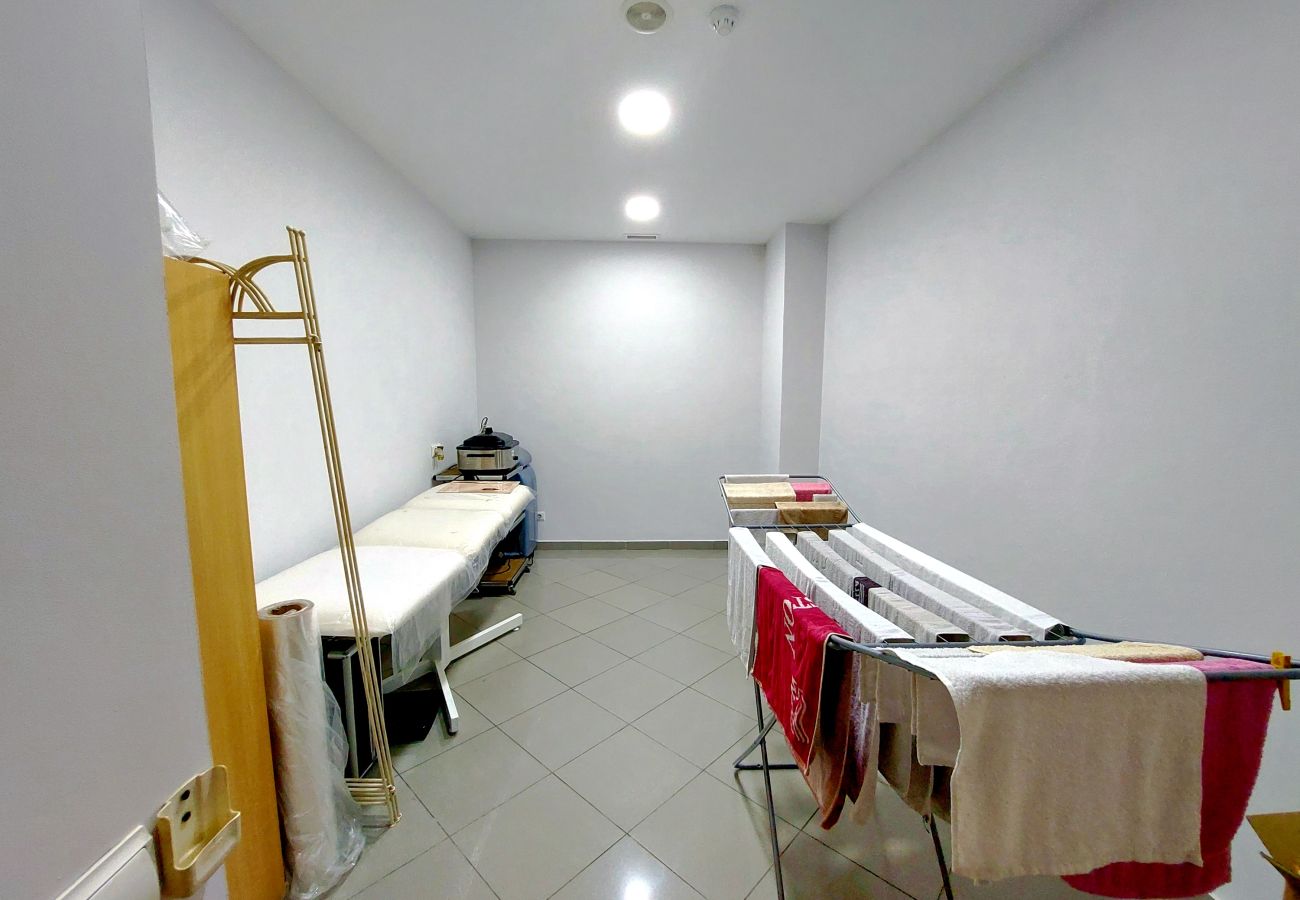 Local comercial em Gambelas - Espaço Comercial para Venda em Montenegro, Faro - Investimento Algarve