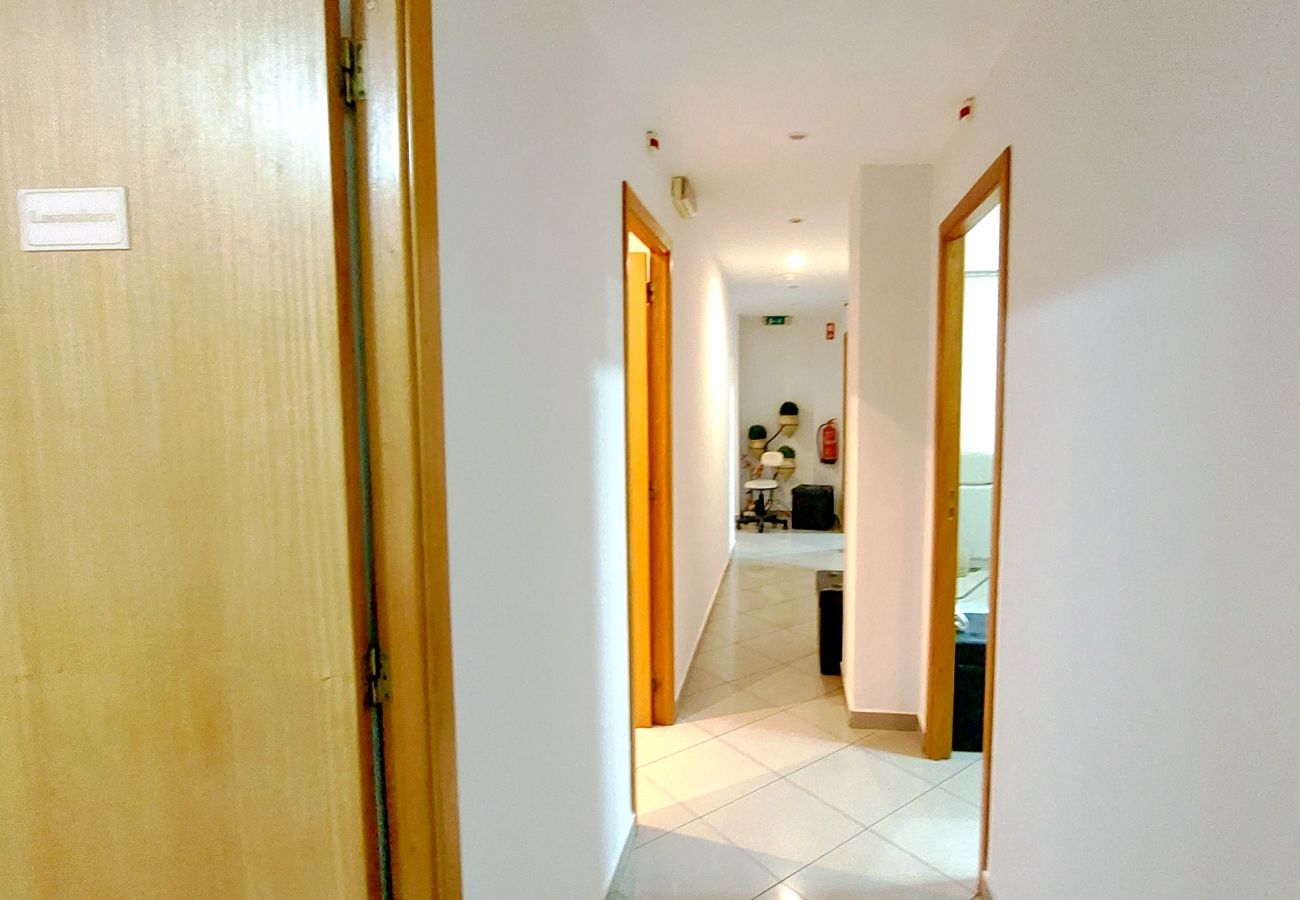 Local comercial em Gambelas - Espaço Comercial para Venda em Montenegro, Faro - Investimento Algarve