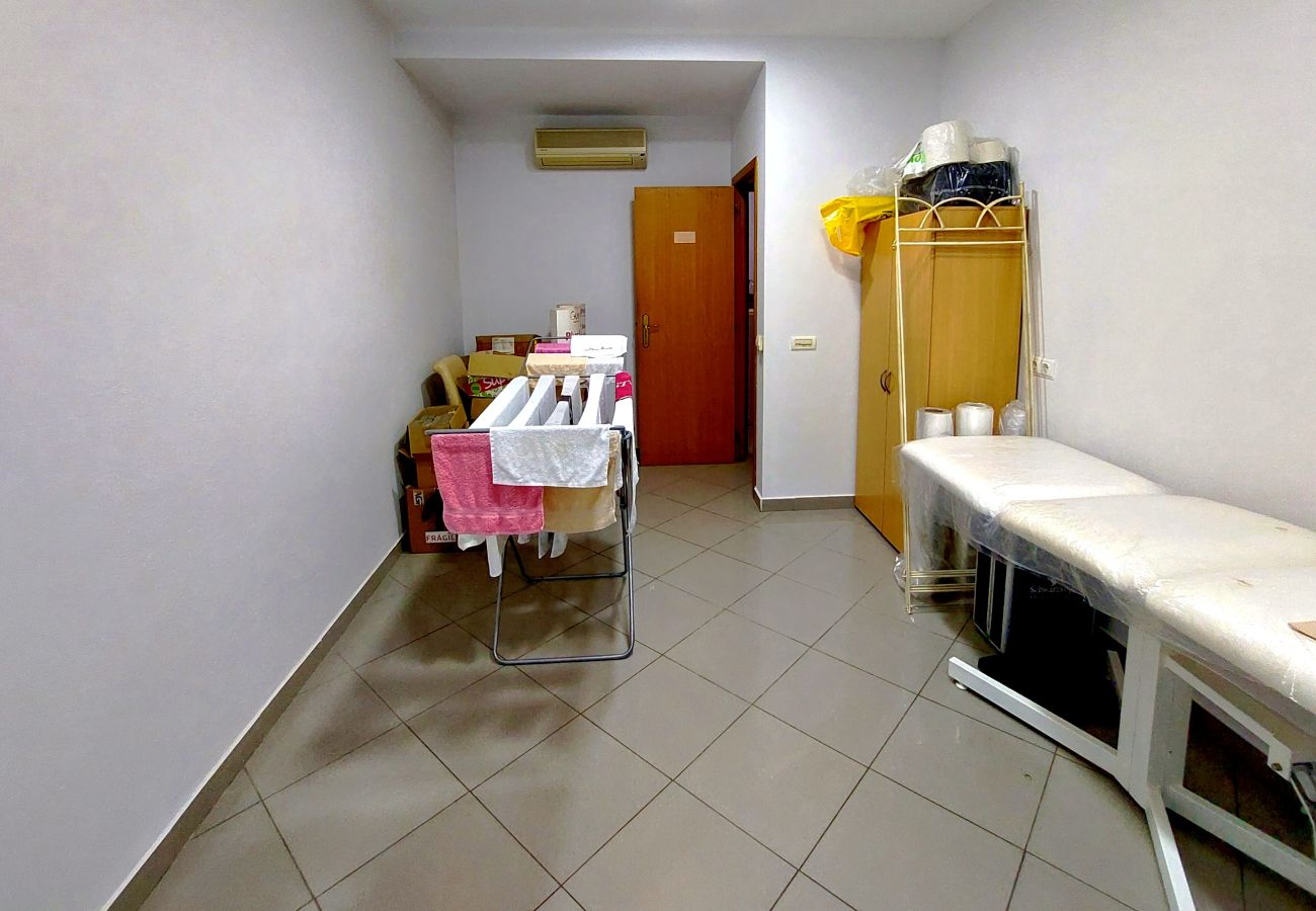Local comercial em Gambelas - Espaço Comercial para Venda em Montenegro, Faro - Investimento Algarve