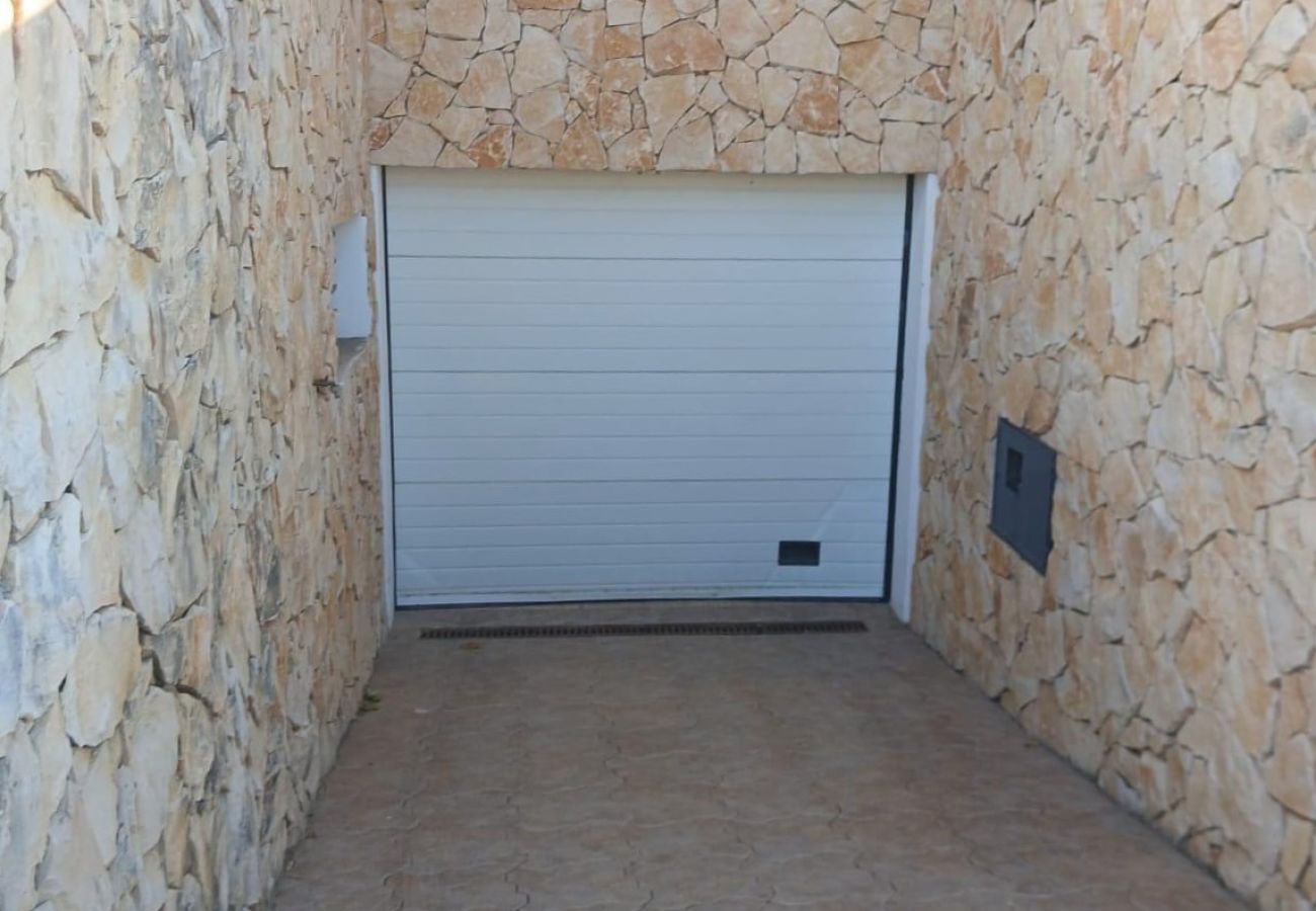 Casa geminada em Gambelas - V3+1 Gambelas para venda | Garagem e jardim